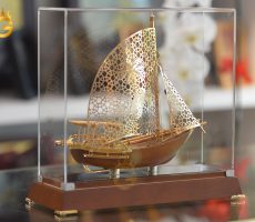 Mô hình thuyền buồm mạ vàng làm quà tặng tân gia ý nghĩa