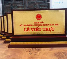Đồ đồng Việt nhận chế tác biển chức danh bằng đồng để bàn