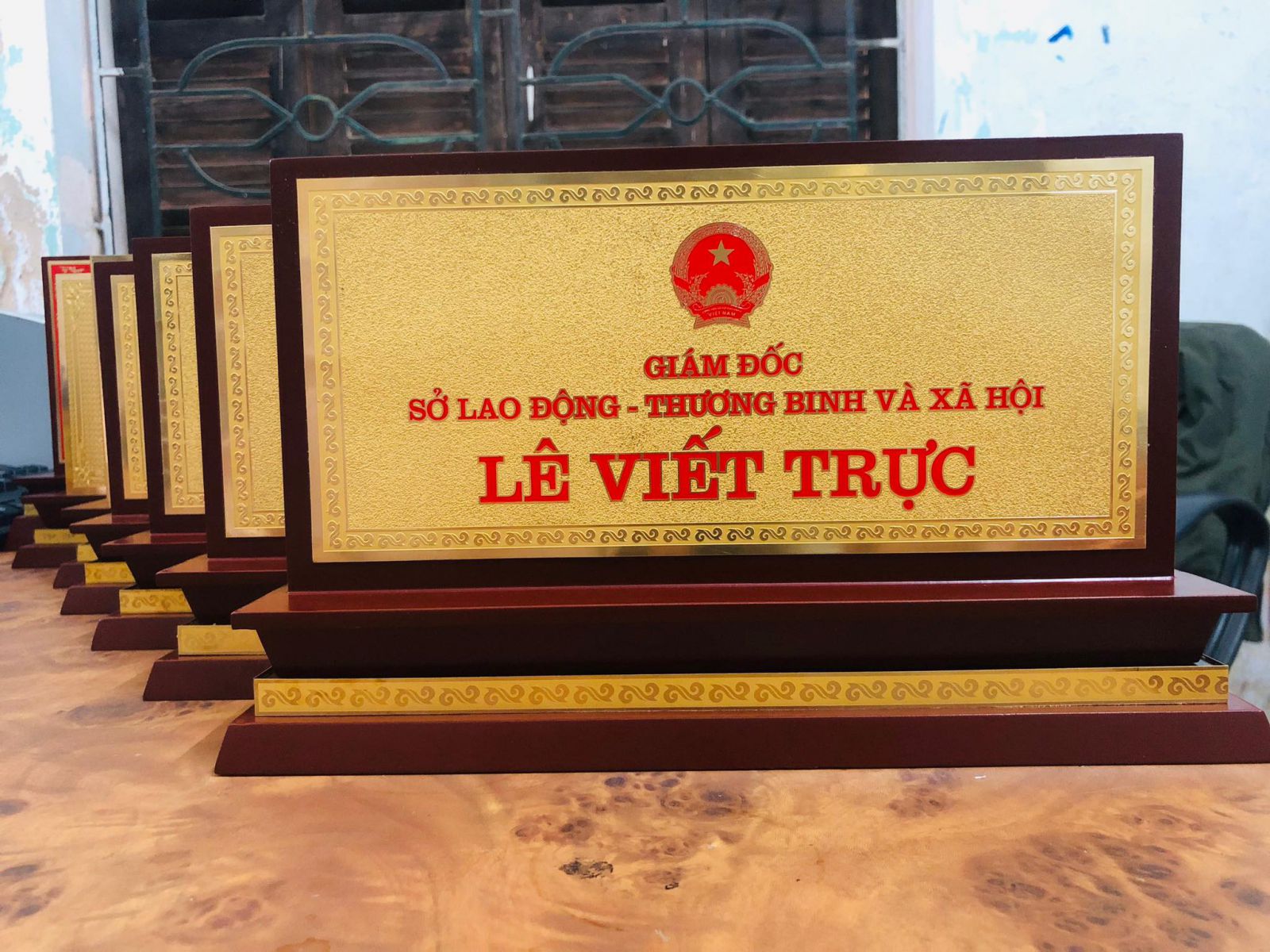 Đồ đồng Việt nhận chế tác biển chức danh bằng đồng để bàn0